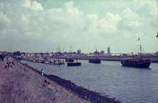 DIA-14624 Zierikzee. Havenkanaal. Vloot vaart uit (waarschijnlijk ter gelegenheid van Mosselfeest)