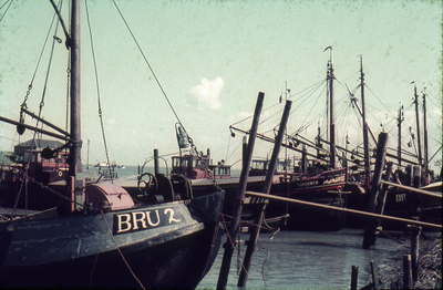 DIA-14627 Bruinisse. Haven van Bruinisse. Mosselkotter BRU 2 met andere mosselkotters in de haven