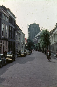 DIA-14634 Zierikzee. Poststraat met op de achtergrond de Sint Lievensmonstertoren (Dikke Toren). De toren staat in de ...