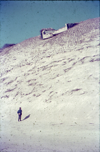 DIA-14642 Westenschouwen. Kapotte bunker, uit de Tweede Wereldoorlog, die van de duinen afschuift door duinafslag