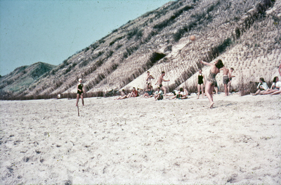 DIA-14643 Haamstede. Plezier op het strand. Duinen zijn opnieuw beplant met helmgras, dit gebeurde jaarlijks om de ...