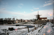 DIA-14752 Zierikzee. Havendijk. De dijk in wintertooi met zicht op molen 'Den Haas'