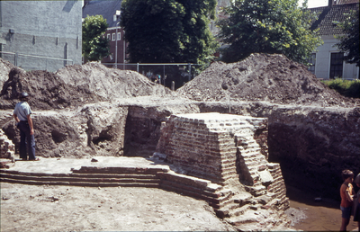 DIA-14756 Zierikzee. Kerkplein. Opgravingen nabij de Nieuwe Kerk. Hierbij werden o.a. de fundamenten van de voormalige ...