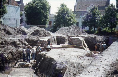 DIA-14757 Zierikzee. Kerkplein. Opgravingen nabij de Nieuwe Kerk. Hierbij werden o.a. de fundamenten van de voormalige ...