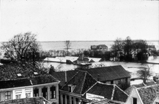 DIA-1545 Zierikzee. Gezicht vanaf de stellingmolen 'De Hoop' in de Lange Nobelstraat. Rechts de Hervormde Pastorie ...