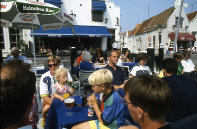 DIA-1775 Zierikzee. Nieuwe Haven. Terras van café-restaurant Auberge Maritime.