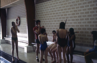 DIA-1777 Zierikzee. Zwembad Onderdak. Kinderen krijgen instructies hoe te snorkelen.