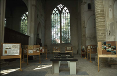 DIA-1889 Brouwershaven. Tentoonstelling in de Nicolaaskerk, waaronder poppen in zeeuwse klederdracht en schilderijen.