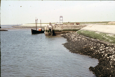 DIA-1970 Bruinisse. Kade bij Grevelingendam.