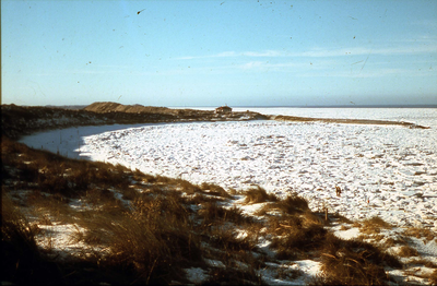 DIA-2083 Scharendijke. De baai in de Grevelingen ten westen van Scharendijke, in bevroren toestand. Op de achtergrond ...