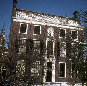 DIA-2142 Zierikzee. Poststraat 45. Achterzijde. Sinds 1863 Burgerweeshuis. Het gebouw dateert uit omstreeks 1730.
