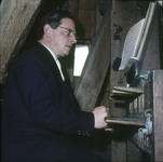 DIA-2152 Zierikzee. Stadhuis, Meelstraat. Bespeling van het carillon van de stadhuistoren door de directeur van de ...