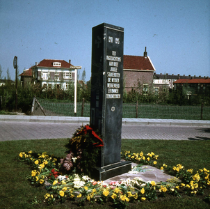 DIA-2162 Zierikzee. Caustraat. Monument ter nagedachtenis aan de Joodse stadgenoten, die op dinsdag 24 maart 1942 door ...