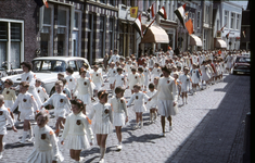 DIA-2185 Zierikzee. Lange Nobelstraat. Rondgang gymnastiekvereniging 'Rust Roest' t.g.v. Koninginedag.