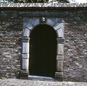DIA-2244 Zierikzee. Sint Domusstraat N.Z. De in het midden van de 17de eeuw gebouwde tuinpoort.