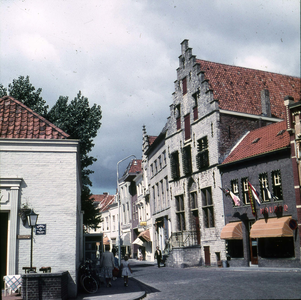 DIA-2247 Zierikzee. Mol. links; restaurant 'Concordia'; in het midden: het 's Gravensteen , gebouwd 1524-1526, naar ...