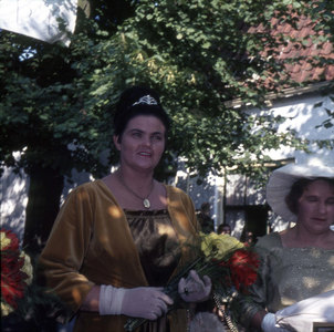 DIA-2261 Zierikzee. Sint Domusstraat. Vismarkt. Mosselfeest 1963. V.l.n.r.: Mosselkoningin Marie Schot- Rentier en ...