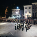 DIA-2264 Zierikzee. Havenplein. Optreden drumband van de Koninklijke Harmonie 'Kunst en Eer', o.l.v. tamboermaître ...