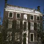 DIA-2321 Zierikzee. Poststraat 45. Achterzijde. Sinds 1863 Burgerweeshuis. Het gebouw dateert uit omstreeks 1730.