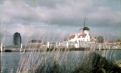 DIA-2343 Zierikzee. Jachthaven 't Luitje, gezien vanaf de Oosthavendijk, met op de achtergrond de Sint Lievens ...