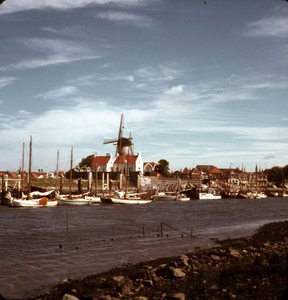 DIA-2371 Zierikzee. Jachthaven 't Luitje, met molen Den Haas aan het Bolwerk, gezien vanaf de Oosthavendijk.