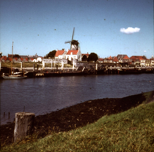 DIA-2378 Zierikzee. Jachthaven 't Luitje, met molen Den Haas aan het Bolwerk.
