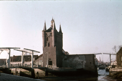 DIA-2398 Zierikzee. Gezicht op de Zuidhavenpoort en bruggen, gezien vanaf de Vissersdijk.