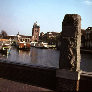 DIA-2406 Zierikzee. Kraanplein. Oude Haven met woonboten, op de voorgrond de jumilagegedenksteen, onthuld op 15 mei 1955.