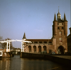 DIA-2408 Zierikzee. Zuidhavenpoort met Eerste Binnenbrug.