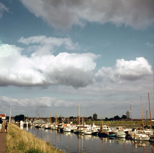 DIA-2461 Zierikzee. Havenkanaal met jachthaven, gezien vanaf de Westhavendijk.
