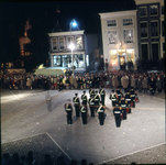 DIA-2471 Zierikzee. Havenplein. Optreden drumband van de Koninklijke Harmonie 'Kunst en Eer', o.l.v. tamboermaitre ...