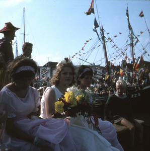 DIA-2518 Zierikzee. Mosselfeest aan de Nieuwe Haven. De mosselprinses, Elien Ochtman, geflankeerd door haar hofdames L. ...