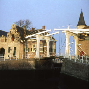 DIA-2525 Zierikzee. Eerste Binnenbrug (Witte bruggetje) tussen de Noord- en Zuidhavenpoort,