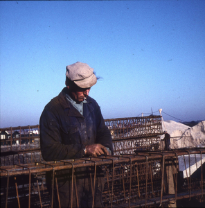 DIA-2548 Zierikzee. Zuidhoek. Arbeider aan het werk tijdens de bouw van machinefabriek Smit Bolnes. Persoon onbekend.