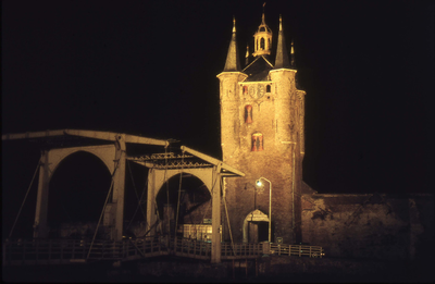DIA-2559 Zierikzee. Zuidhavenpoort en brug in monumentenlicht.