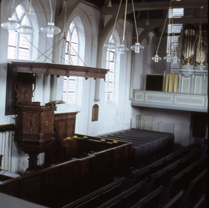 DIA-2562 Zierikzee. Havenplein. Interieur Gasthuiskerk. Links: de 17de eeuwse kansel; op de achtergrond het uit 1887 ...
