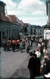 DIA-2576 Zierikzee. Lange Nobelstraat. Rondgang door 'De Koninklijke Harmonie der Politie' uit Gent (B.), voorafgegaan ...