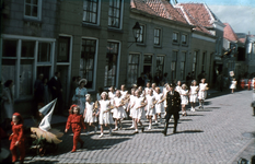 DIA-2577 Zierikzee. Lange Nobelstraat. Op maandag 1, dinsdag 2, donderdag 4 en vrijdag 5 augustus trok de optocht 'Met ...