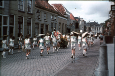 DIA-2578 Zierikzee. Lange Nobelstraat. Op maandag 1, dinsdag 2, donderdag 4 en vrijdag 5 augustus trok de optocht 'Met ...