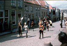 DIA-2579 Zierikzee. Lange Nobelstraat. Op maandag 1, dinsdag 2, donderdag 4 en vrijdag 5 augustus trok de optocht 'Met ...