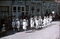 DIA-2580 Zierikzee. Lange Nobelstraat. Op maandag 1, dinsdag 2, donderdag 4 en vrijdag 5 augustus trok de optocht 'Met ...