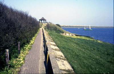 DIA-3182 Scharendijke. Betonmuren volgens het systeem De Muralt op zeedijken. Op de achtergrond het 'Koepeltje'.