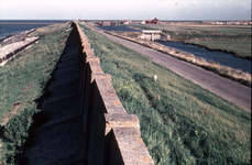 DIA-3185 Brouwershaven / Den Osse. De Langedijk tussen den Osse en Scharendijke. Rechts de Langedijksevaart. De vaart ...