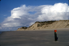 DIA-3267 Haamstede. Duin en strand met strandpaal Rijkswaterstaat.