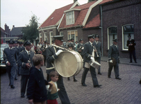 DIA-3360 Bruinisse. Poststraat. Viering 500-jarig bestaan. Historische optocht. Fanfare Crescendo uit Dreischor