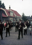 DIA-3361 Bruinisse. Poststraat. Viering 500-jarig bestaan. Historische optocht. Eén van de eilandelijk muziekkorpsen..