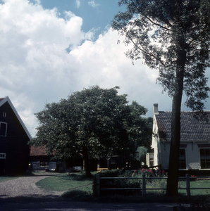 DIA-8281 Westenschouwen. Hogeweg. Hofstede Blomshoeve, sedert vele jaren een kampeerbedrijf van de fam. Blom. ...