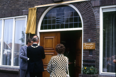 DIA-9468 Nieuwerkerk. Onthulling van het gemeentewapen in glas en lood in het raam boven de deur van het verbouwde ...