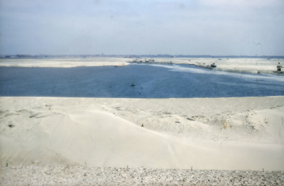 DIA-9563 Omgeving Serooskerke. Stroomgeulen tussen met zand overspoelde gronden. tussen met zand overspoelde gronden. ...