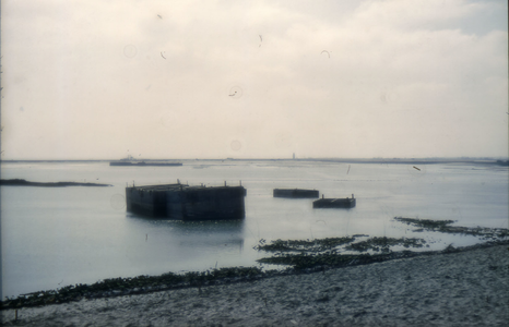 DIA-9564 Schelphoek. Verloren gegane caissons, buitendijks gestrand.